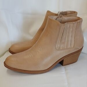 FRYE AND CO. Beige Ankle Booties